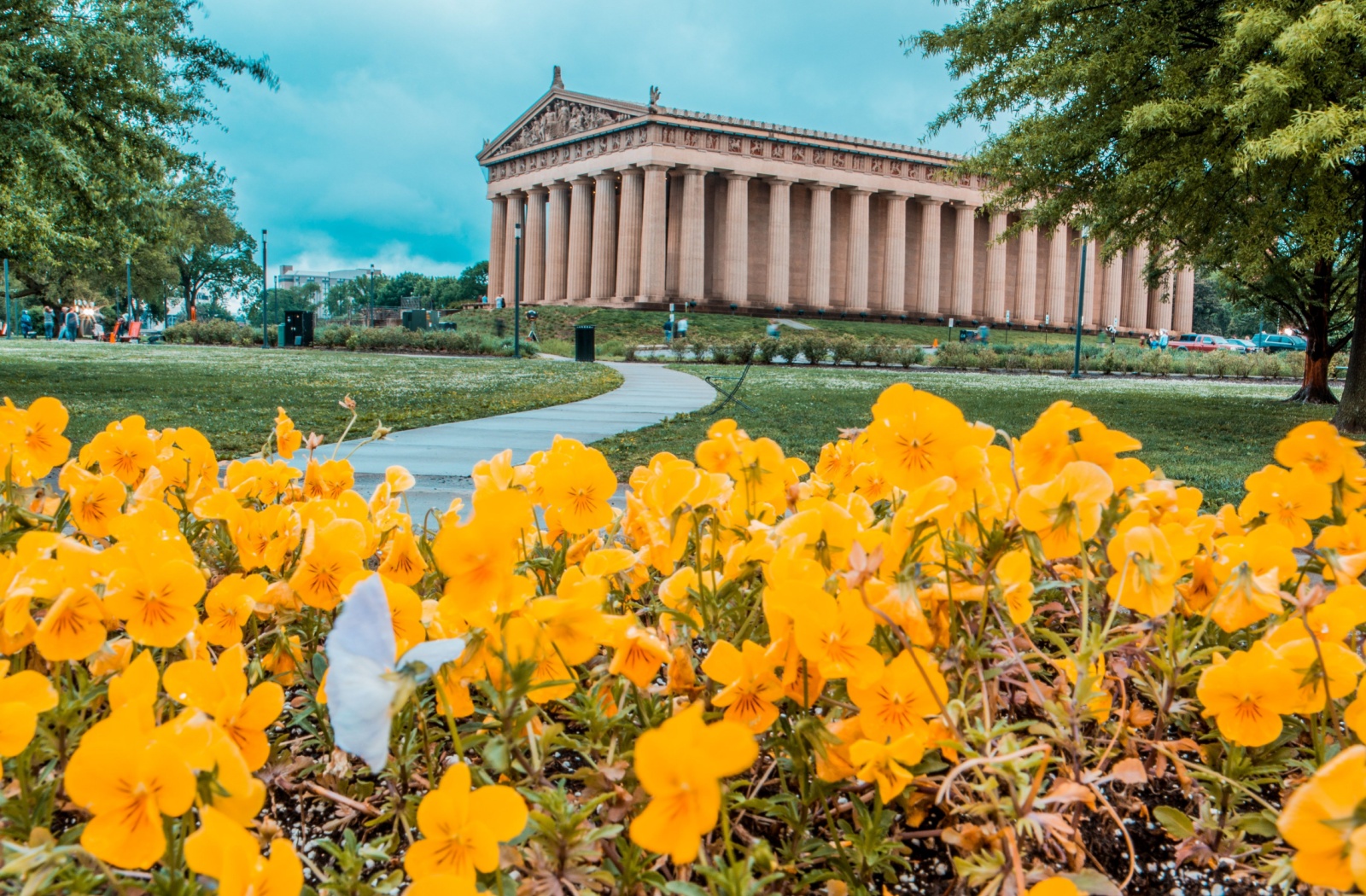 An image of the full-scale replica of the Parthenon in Centennial Park in Nashville.